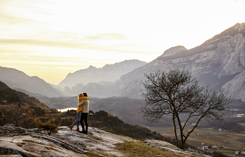 Garda Trentino - Valle dei laghi - Lasino - Coppia si rilassa al tramonto | © Christian Kerber