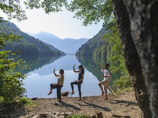 Lago di Levico - Yoga in riva al lago | © Ronny Kaiulehn