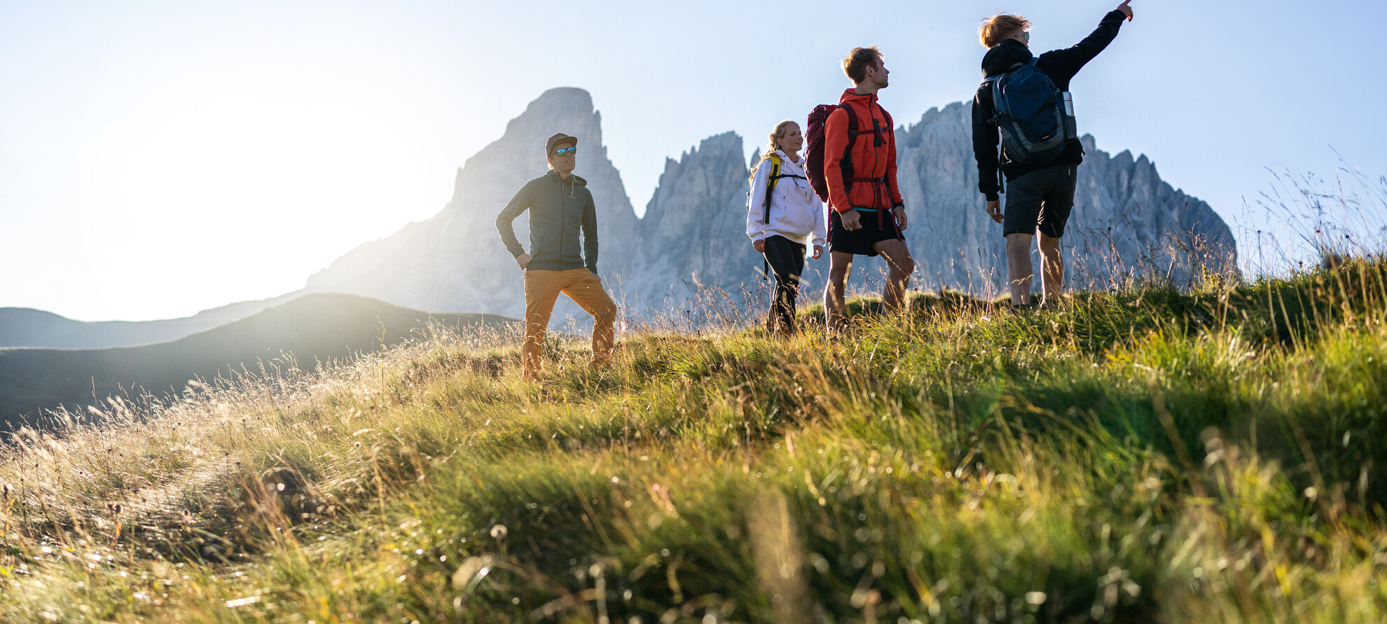  Trekking con guida alpina - Sullo sfondo il Sassolungo | © Paolo Cipriani