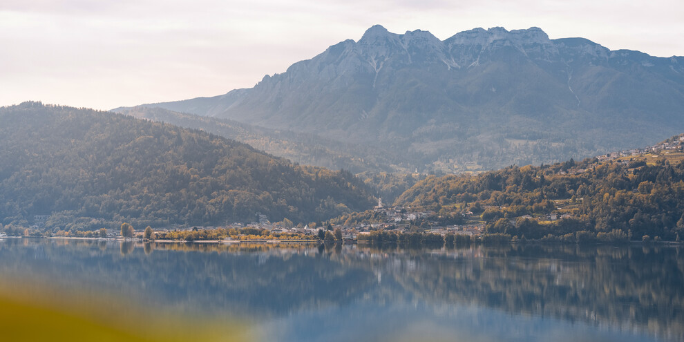 An aperitif by the lake...