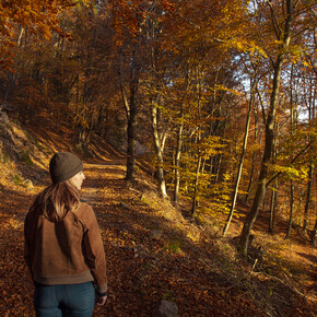 Valle di Cembra - Lisignago - Lago Santo - Ragazze nel bosco nei pressi del lago - Foliage | © Alberto Bernasconi