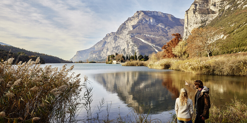 Garda Trentino - Valle dei laghi - Lago di Toblino - Coppia si rilassa in riva al lago | © Christian Kerber