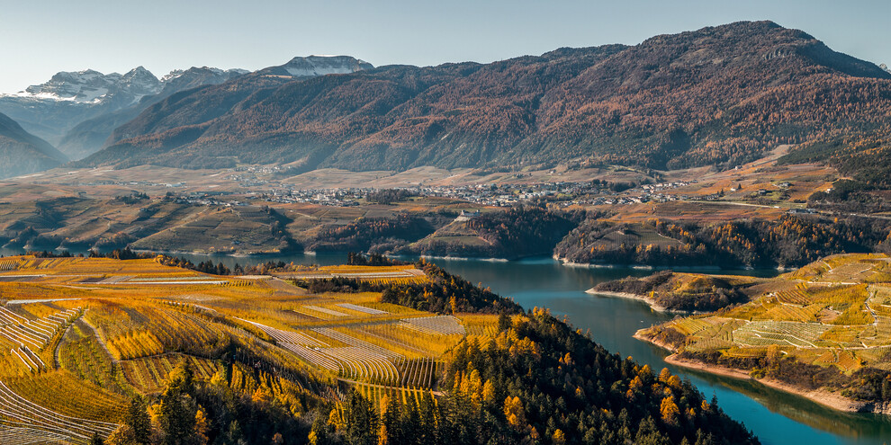 Val di Non - Panorama sui meleti - Foliage | © Andrea Vallauri