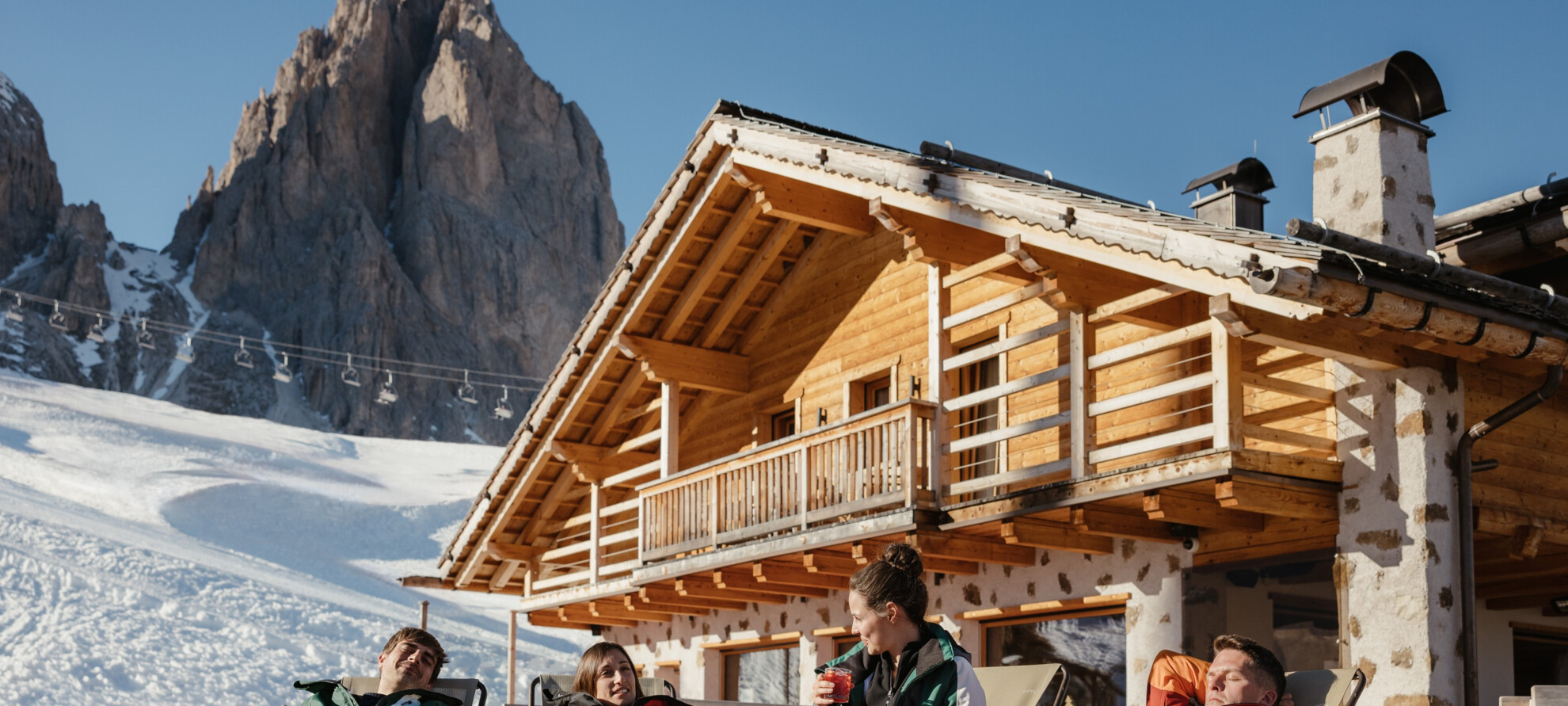 Val di Fassa - Passo Sella - Rifugio Salei - Relax sulle sdraio nella terrazza del rifugio | © Alex Moling