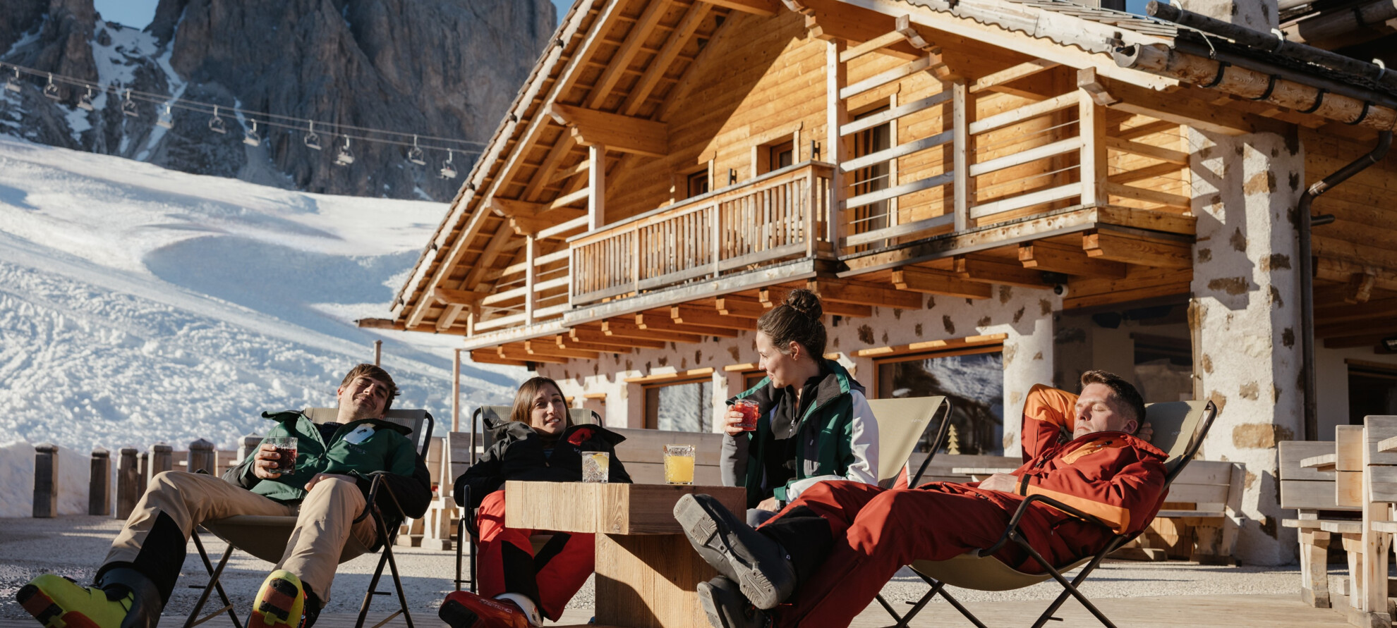Val di Fassa - Passo Sella - Rifugio Salei - Relax sulle sdraio nella terrazza del rifugio | © Alex Moling