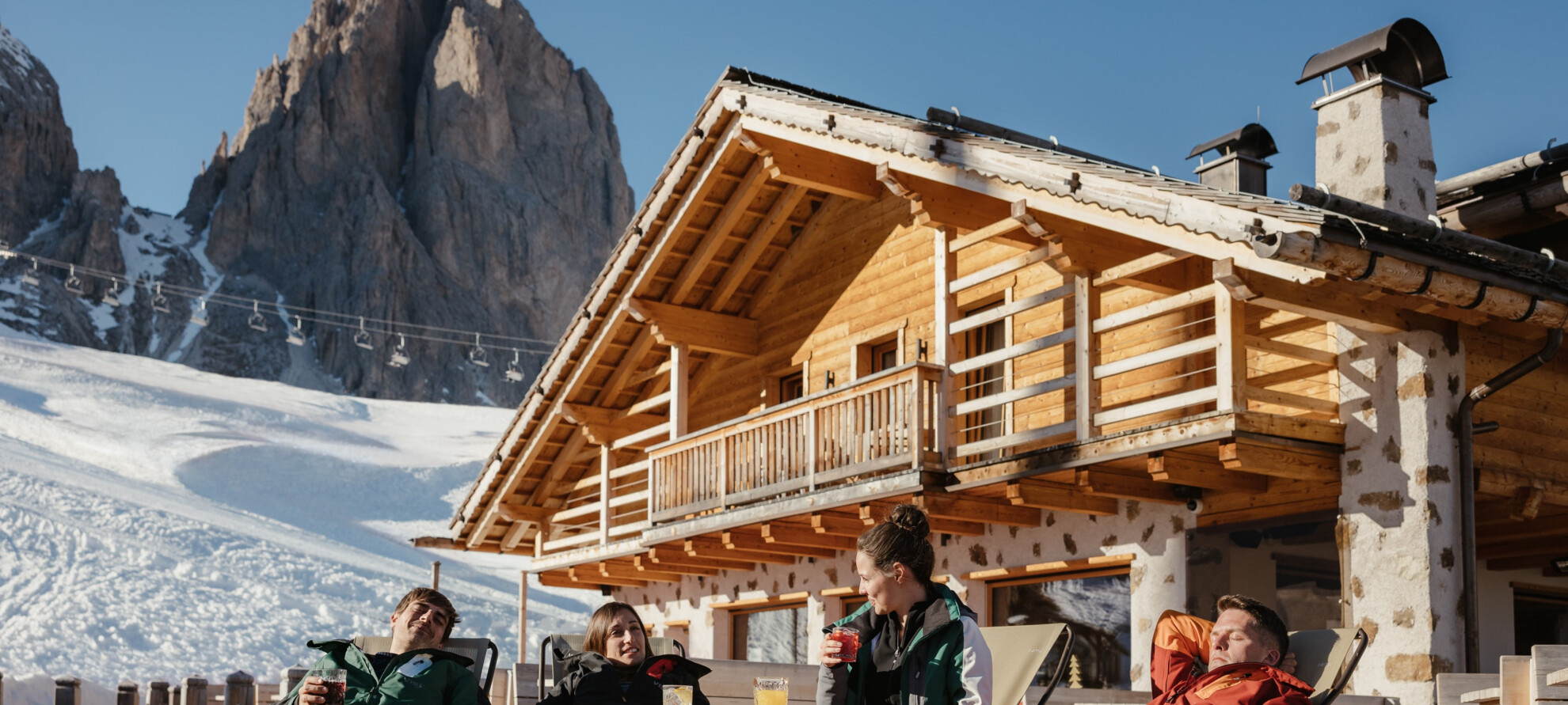 Val di Fassa - Passo Sella - Rifugio Salei - Relax sulle sdraio nella terrazza del rifugio | © Alex Moling