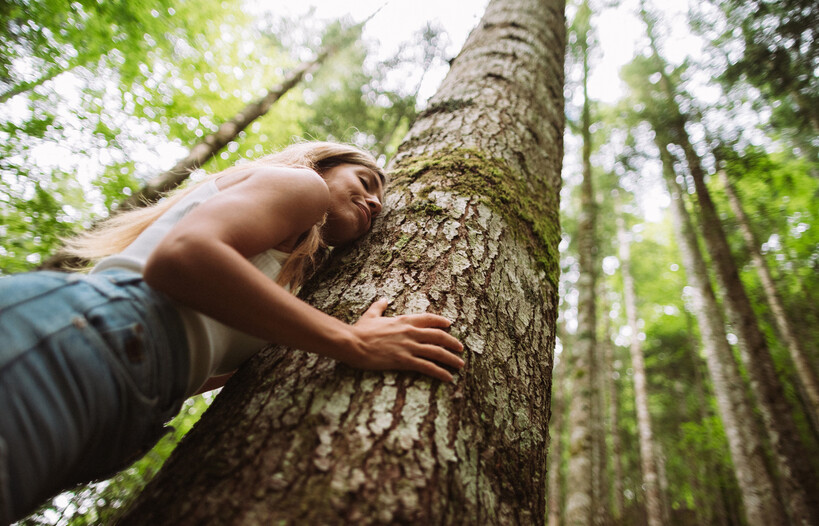 Primiero - Val Noana - Sentiero degli abeti giganti - Forest Bathing - Bosco - Foresta - Ragazza abbraccia un albero | © Alice Russolo