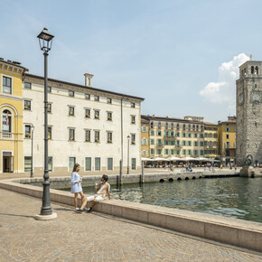 Garda Trentino - Riva del Garda - Piazza Catena - Aperitivo in piazza | © Luca Rotondo