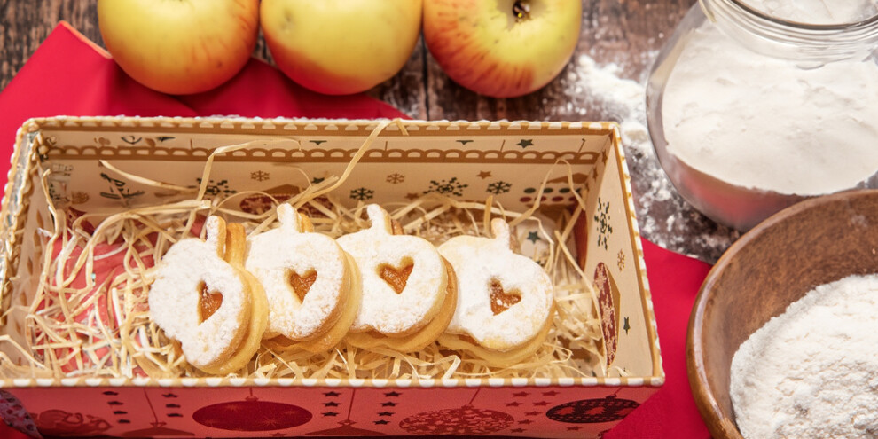 Festive biscuits with quince apples