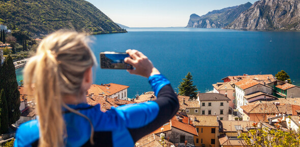 Garda Trentino - Lago di Garda - Torbole - Panorama - Ragazza fa una foto | © Fabio Staropoli