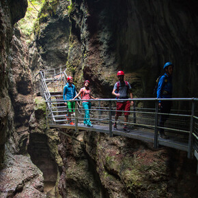 Schluchten, Höhlen und Minen