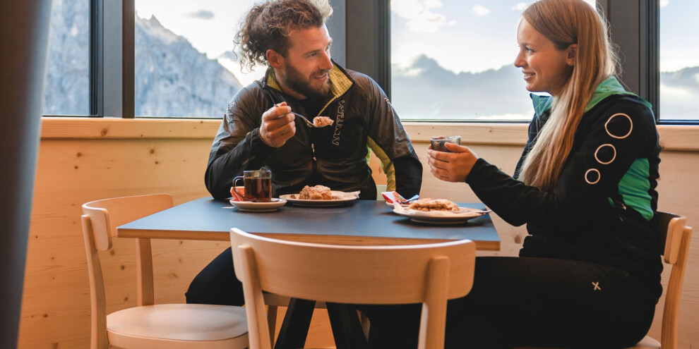 Madonna di Campiglio - Val Rendena - Ragoli - Dolomiti di Brenta - Rifugio Alberto e Maria ai Brentei - Colazione in rifugio | © Mathäus Gartner