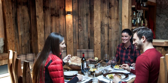 Trentino - cena in rifugio - inverno