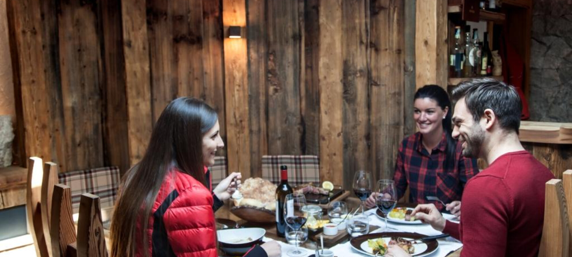 Trentino - cena in rifugio - inverno