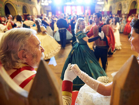 Carnevale Asburgico Formal ball scene: a romantic couple dominates a refined, elegant dance.