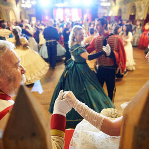 Formal ball scene: a romantic couple dominates a refined, elegant dance.