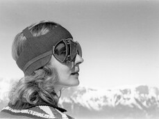 3.Fratelli Pedrotti_Sciatrice sul Monte Bondone_1938-40_AFSP 146702