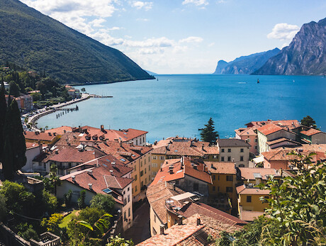 Il risveglio del lago: colazione con vista