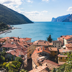 Il risveglio del lago: colazione con vista