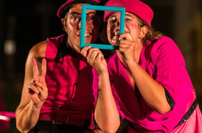 Nella foto sono presenti due componenti della compagnia i 4 elementi, mentre eseguono uno spettacolo