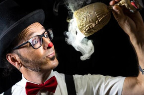 L'immagine mostra magico Camillo con un calice da cui fuoriesce fumo