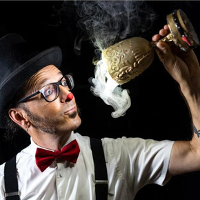 L'immagine mostra magico Camillo con un calice da cui fuoriesce fumo