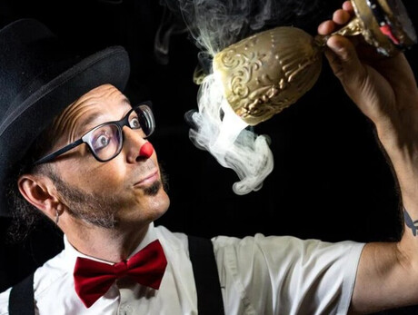 L'immagine mostra magico Camillo con un calice da cui fuoriesce fumo