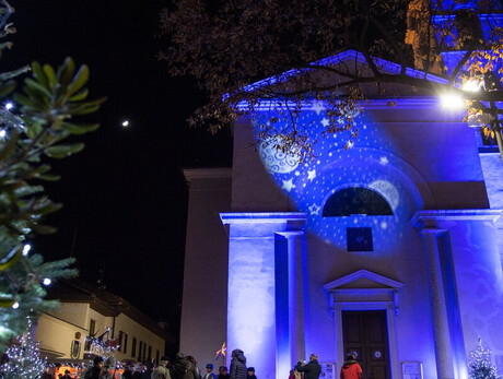 Chiesa di Roverè della Luna illuminata durante il periodo natalizio
