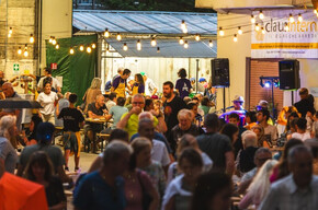 Clima di festa in uno stand gastronomico