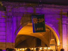 Ingresso di uno stand gastronomico alla festa di paese