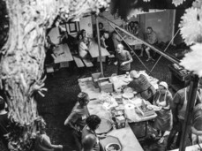 Volontari cucinano e servono le pietanze all'evento