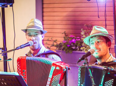 Musicisti suonano la fisarmonica