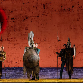 Alessio Boni and Antonella Attili take to the stage with "The Iliad: The Game of the Gods" - Teatro Sociale