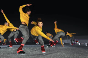 Neue Wiederaufführung in der Eishalle von Trient mit der kanadischen Compagnie Le Patin Libre und ihrem „Murmuration“, einer Eistanzshow von seltener visueller und emotionaler Kraft – Eishalle von Trient