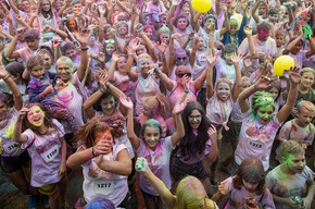 L'immagine mostra un gruppo di partecipanti all'arrivo della corsa colorata al parco di Andalo Life