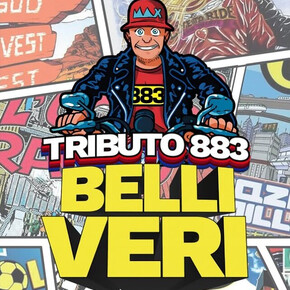 L'immagine è un'illustrazione di MaX Pezzali mentre guida una moto e davanti la scritta "Tributo 883 -Belli Veri"