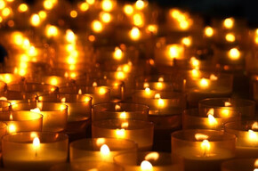 Nell'immagine tanstissime candele accese