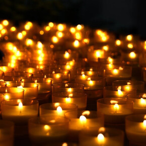 Nell'immagine tanstissime candele accese