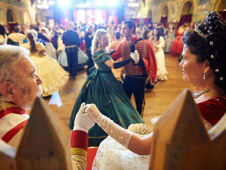 Formal ball scene: a romantic couple dominates a refined, elegant dance.