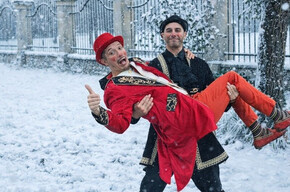 L'immagine mostra i due attori, uno in braccio all'altro