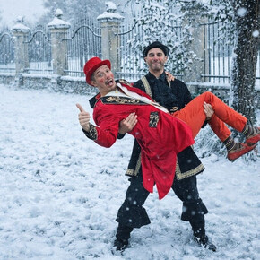 L'immagine mostra i due attori, uno in braccio all'altro