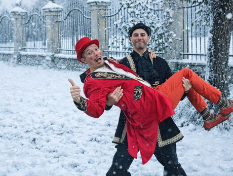 L'immagine mostra i due attori, uno in braccio all'altro