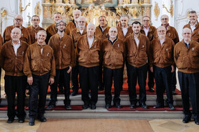 L'immagine mostra i componenti del coro alpino trentino mentre eseguono un concerto in una chiesa