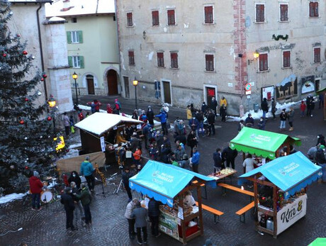 Den tra i Presepi: Mercatino di Natale