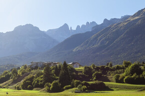 Una foto di Andalo in estate dove si vede il maso Monego e sullo sfondo leDolomiti di Brenta