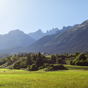 Una foto di Andalo in estate dove si vede il maso Monego e sullo sfondo leDolomiti di Brenta