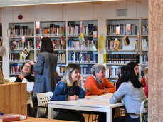 Persone in biblioteca