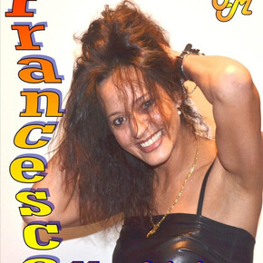 Francesca sorride con charme sul palco
