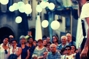 Nell'immagine si vede il clown Katastrofa mentre fa bolle di sapone