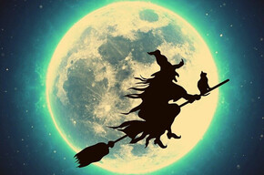 Das Bild zeigt eine Hexe auf einem Besenstiel und einen Vollmond im Hintergrund